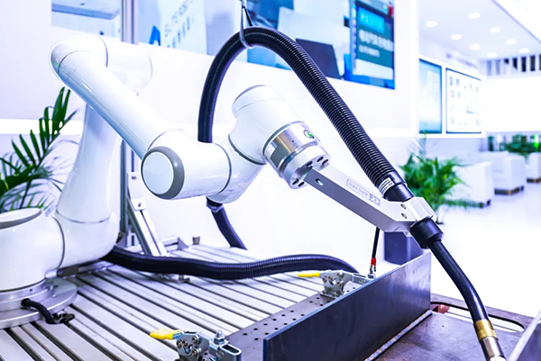 结合milan.米兰中国EC66协作机器人,了解工业焊接机器人的需求