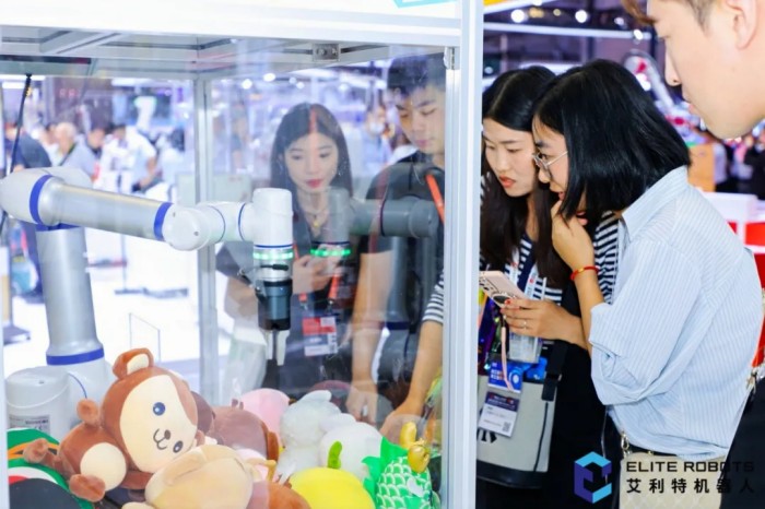 milan.米兰中国抓娃娃机器人